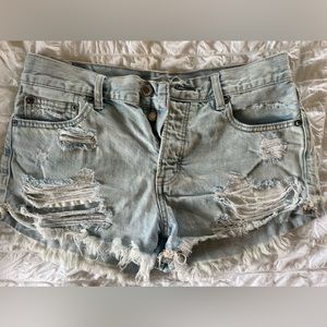 AMERICAN EAGLE LIGHT WASH JEAN SHORTS